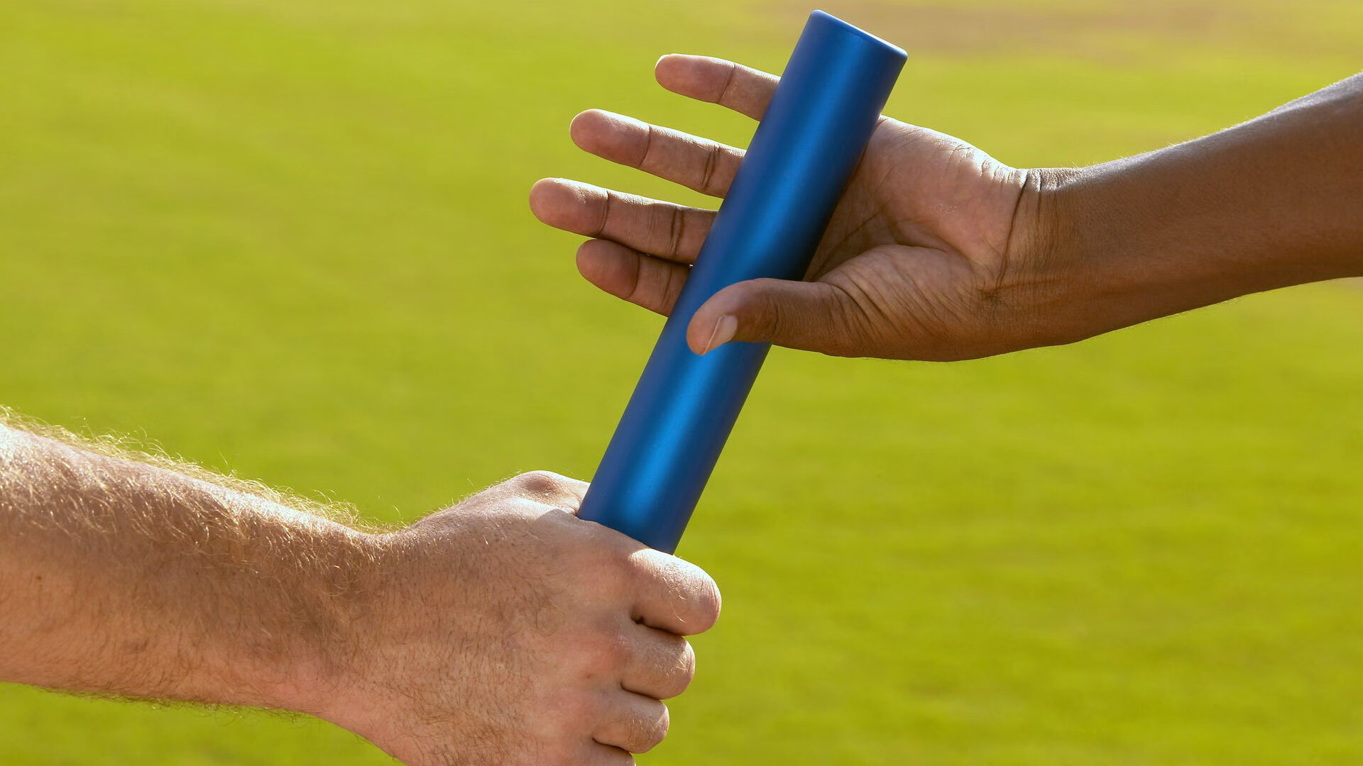 “足球场地建设提速，为全民运动提供硬件保障”，足球场的建设