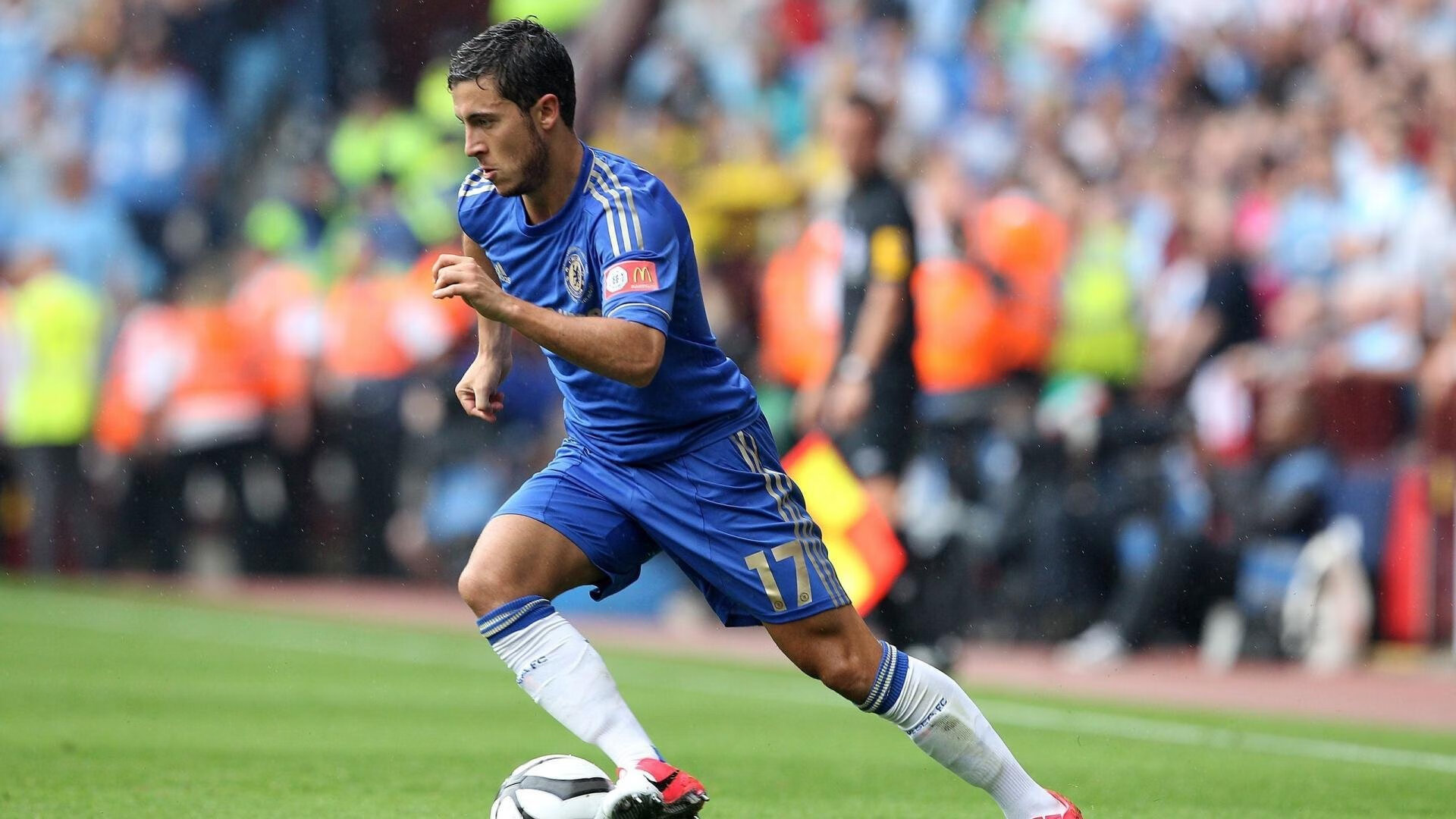 《赛场外的故事：幕后工作人员的平凡与执着》，赛场内外的英文